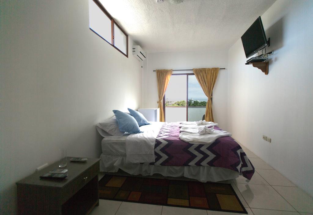 Hostal Tongo Reef Puerto Baquerizo Moreno Exterior photo